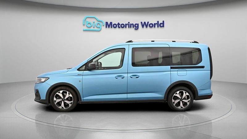 Usado Ford Grand Tourneo Connect Active 121 HP (88 kW) 2023 Azul Monovolume
