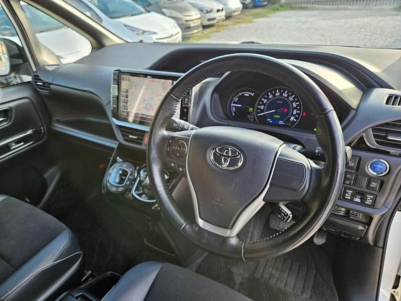 Begagnad Toyota Noah 2026 Vit Minibuss