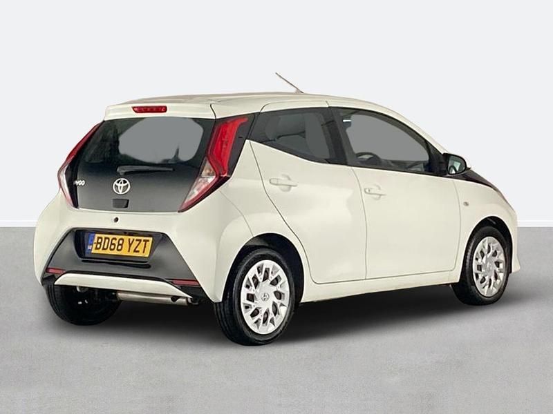 Used Toyota Aygo X-play 72 HP (52 kW) 2019 White Hatchback