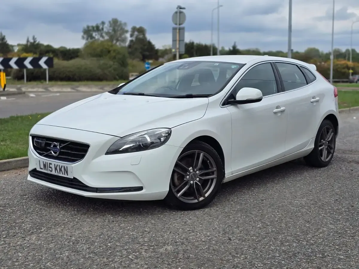 Used Volvo V40 SE 178 HP (130 kW) 2015 White Estate