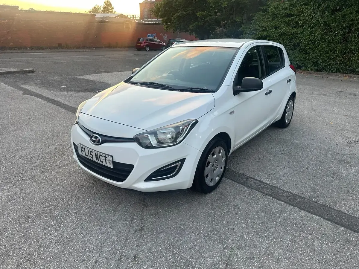 Used Hyundai i20 Classic 84 HP (61 kW) 2015 White Hatchback