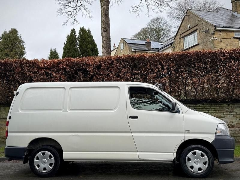 Begagnad Toyota HiAce 95 HK (69 kW) 2010 Vit Van