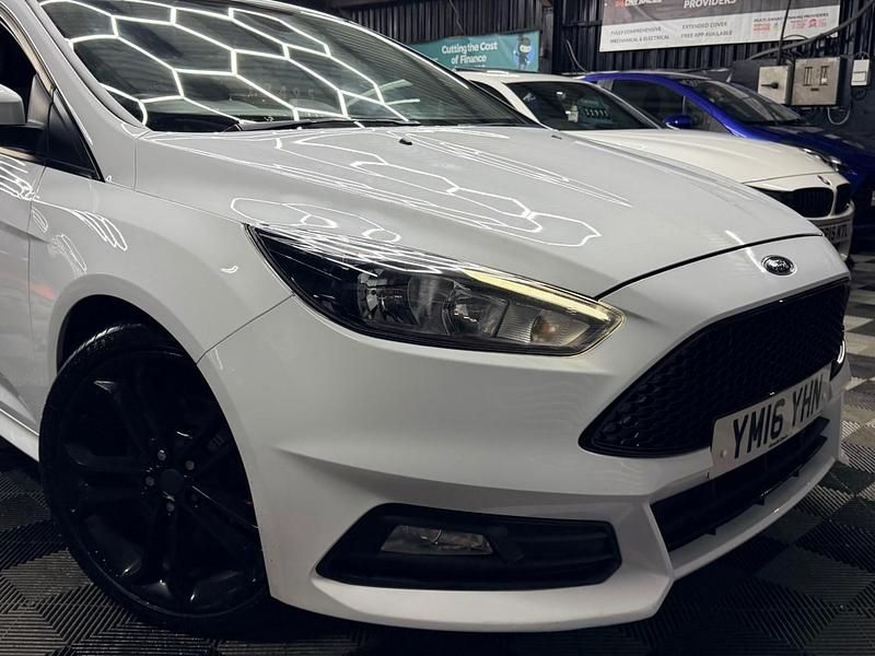 Used Ford Focus ST 185 HP (136 kW) 2016 White Hatchback