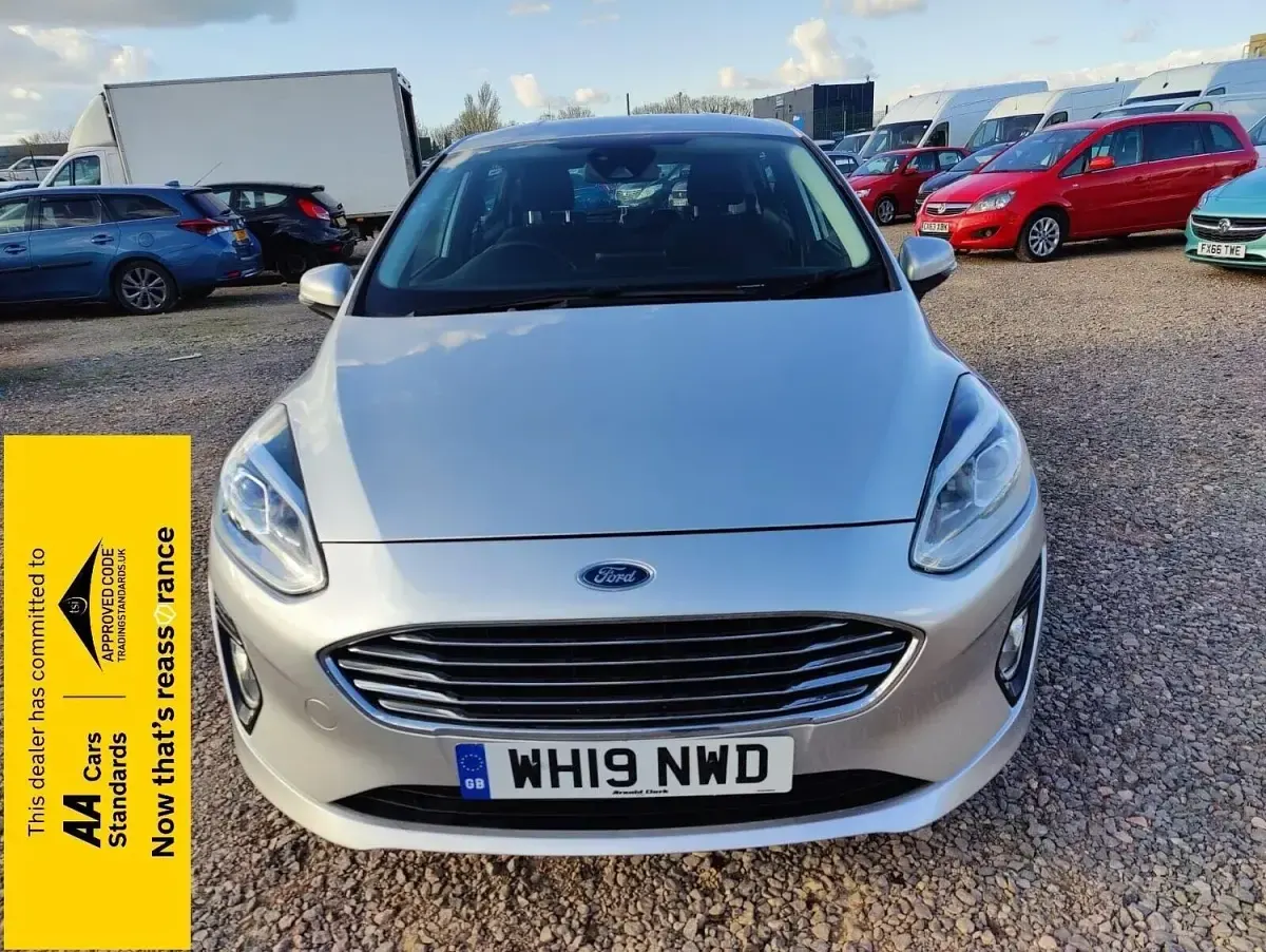 Usado Ford Fiesta Zetec 100 HP (73 kW) 2019 Prateado Citadino