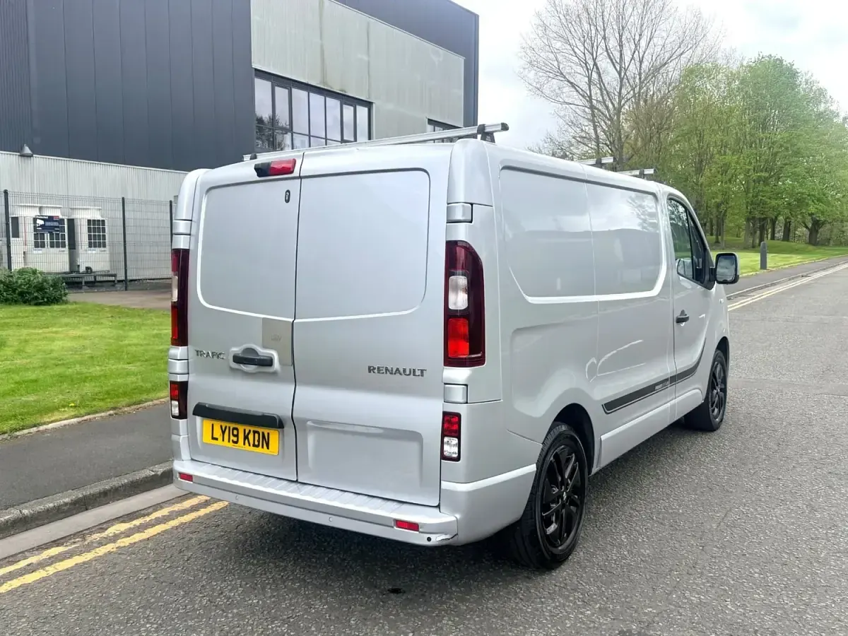 Używany Renault Trafic 125 KM (91 kW) 2019 Srebrny Minivan