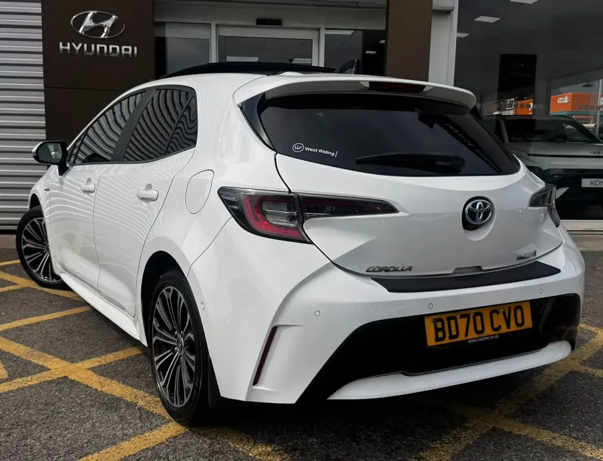 Used Toyota Corolla Design 122 HP (89 kW) 2020 White Hatchback