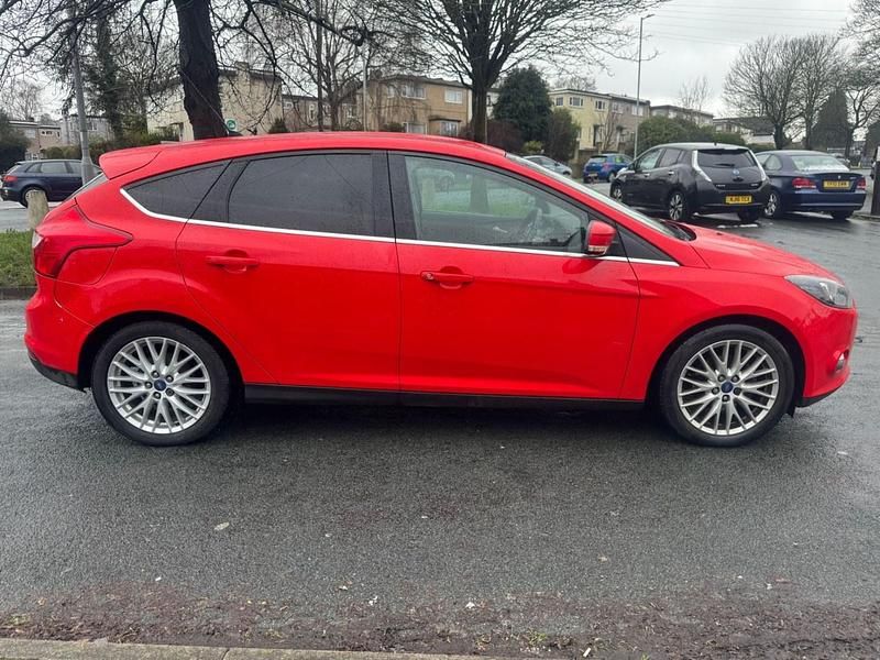 Usado Ford Focus Zetec 125 CV (91 kW) 2013 Rojo Utilitario