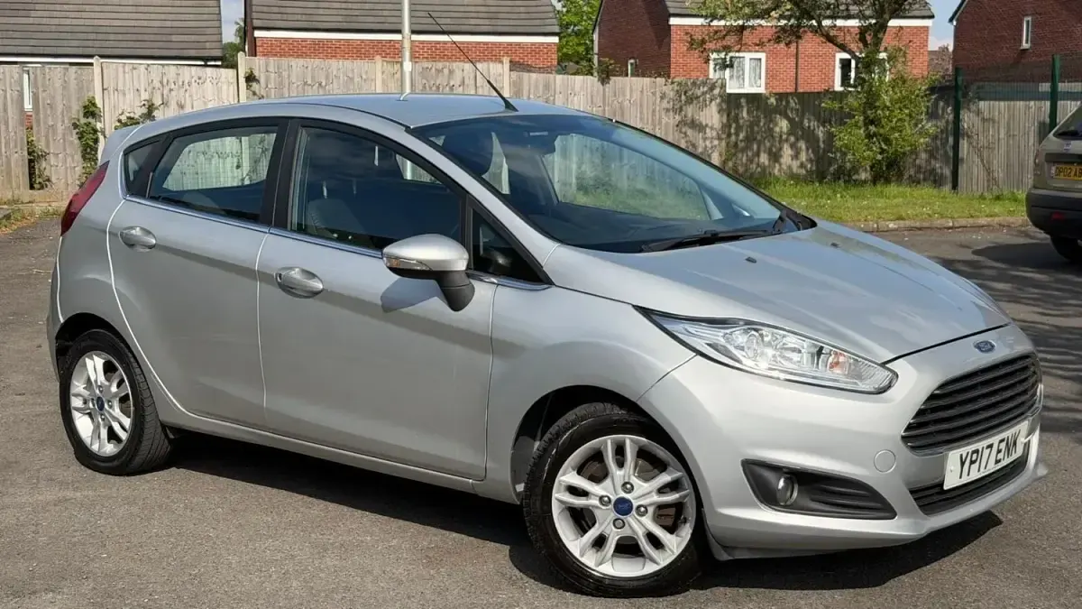 Begagnad Ford Fiesta Zetec 2017 Silver Halvkombi