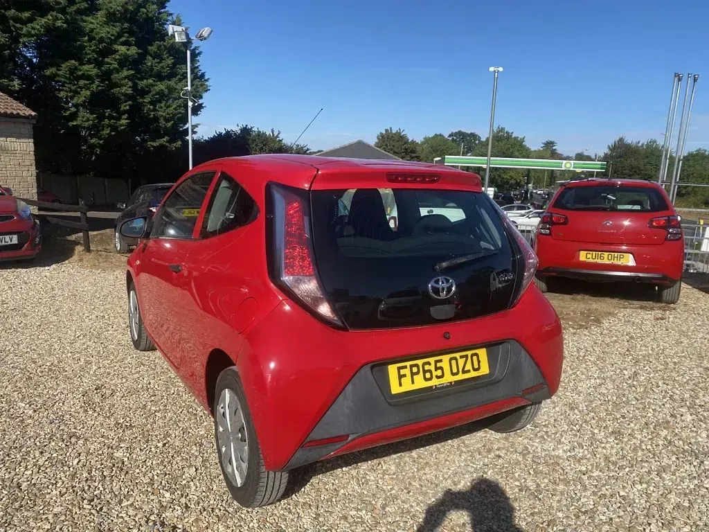 Used Toyota Aygo 69 HP (50 kW) 2015 Red Hatchback