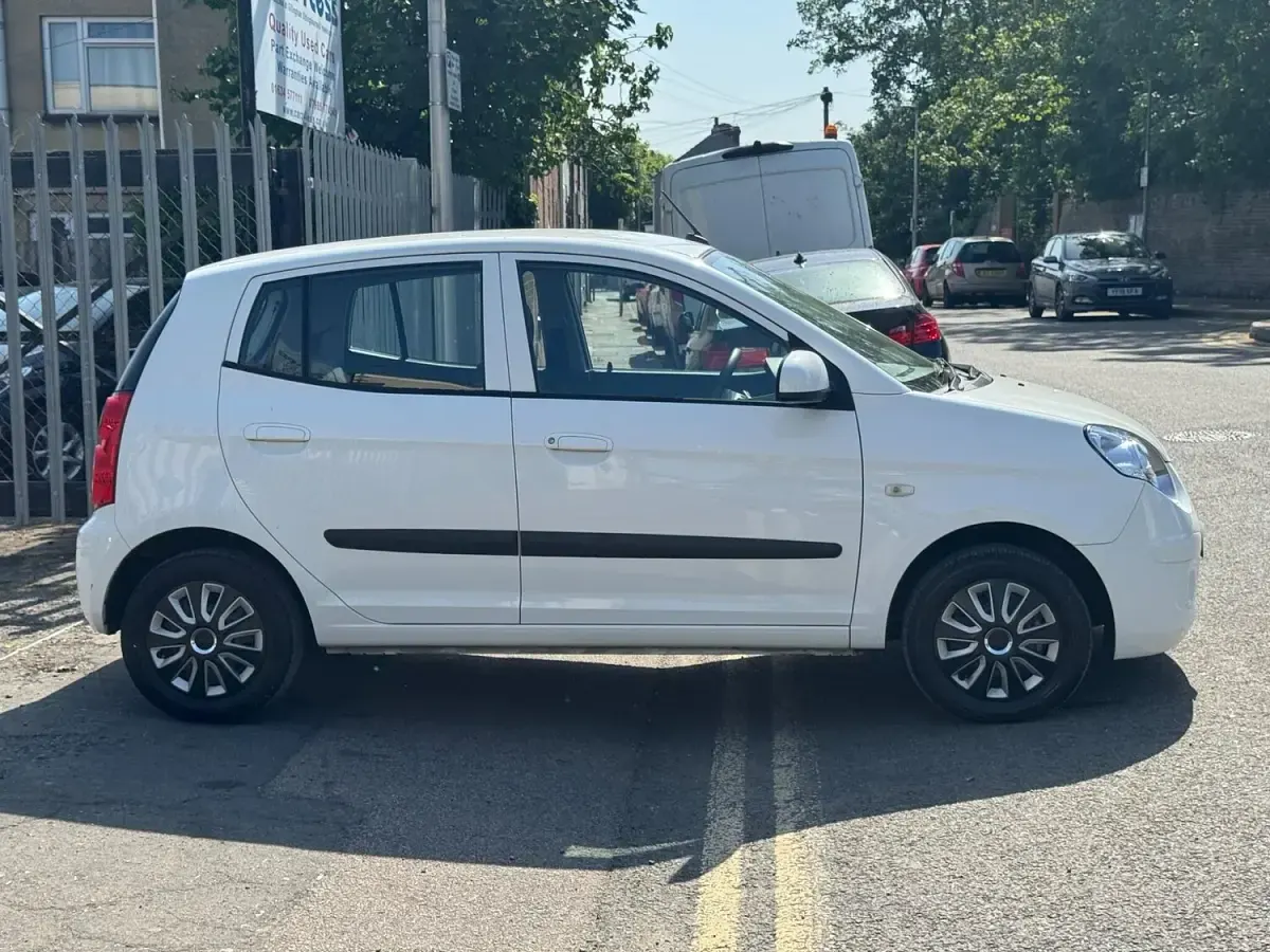 Used Kia Picanto 2011 White Hatchback