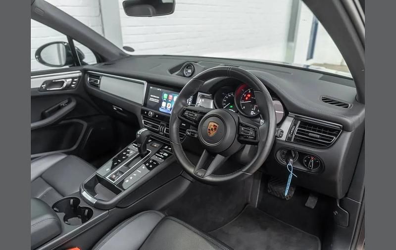 Used Porsche Macan 261 HP (191 kW) 2022 Black SUV