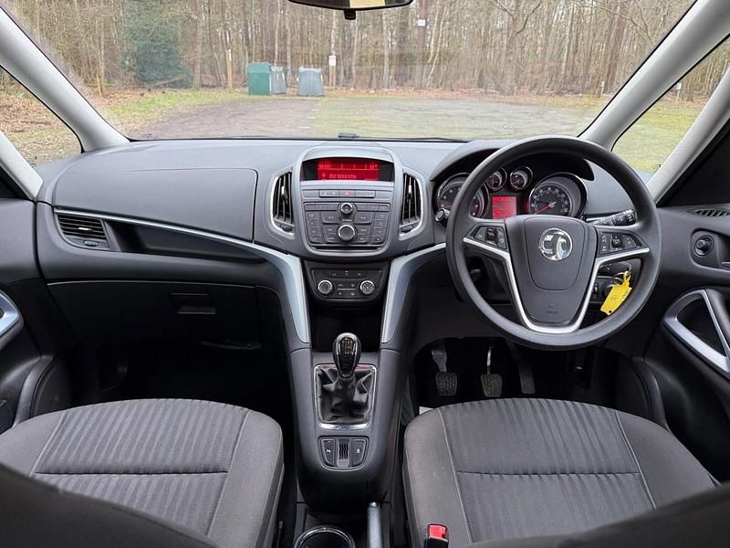 Used Vauxhall Zafira Tourer Design Edition 140 HP (102 kW) 2016 Red MPV