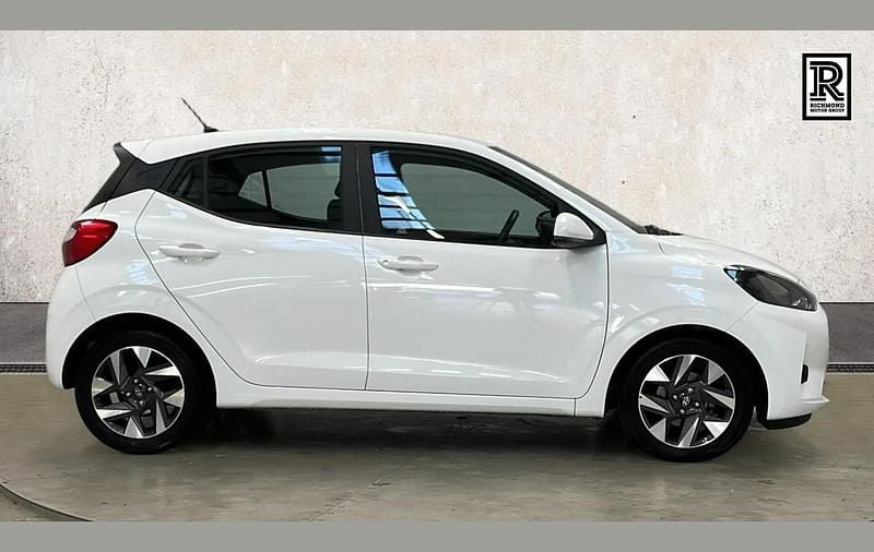 Used Hyundai i10 Advanced 62 HP (45 kW) 2024 White Hatchback