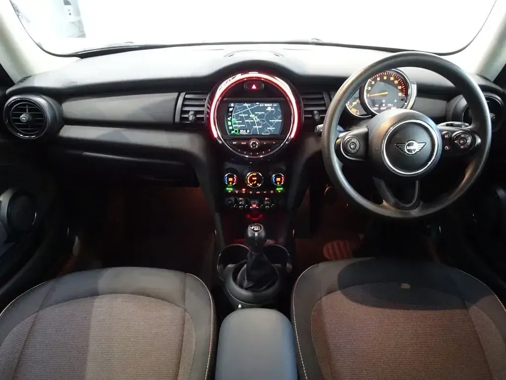 Usado Mini ONE Classic 102 CV (75 kW) 2019 Blanco Utilitario