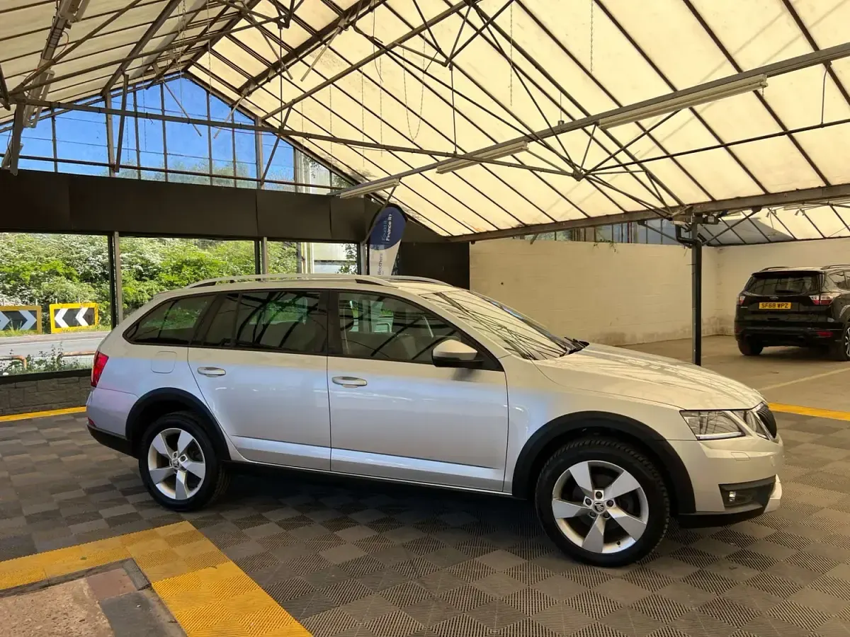 Used Skoda Octavia Scout 150 HP (110 kW) 2018 Silver Estate