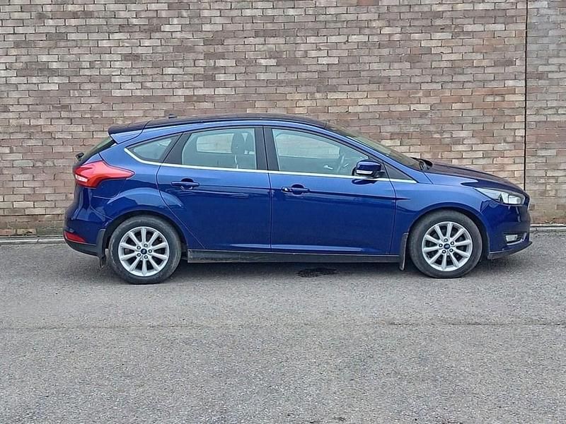 Used Ford Focus Titanium 125 HP (91 kW) 2018 Blue Hatchback