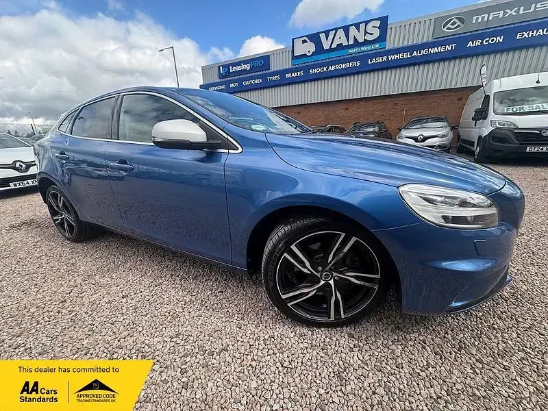Used Volvo V40 R-Design Pro 190 HP (139 kW) 2017 Blue Hatchback