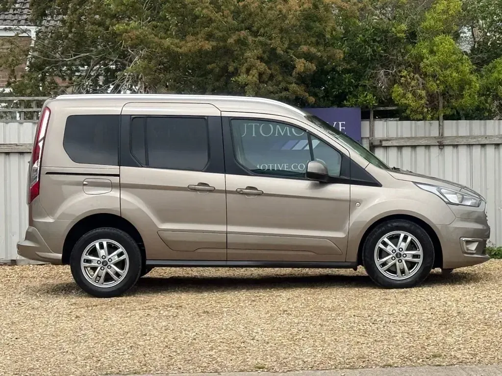 Used Ford Tourneo Connect Titanium 120 HP (88 kW) 2019 Silver MPV