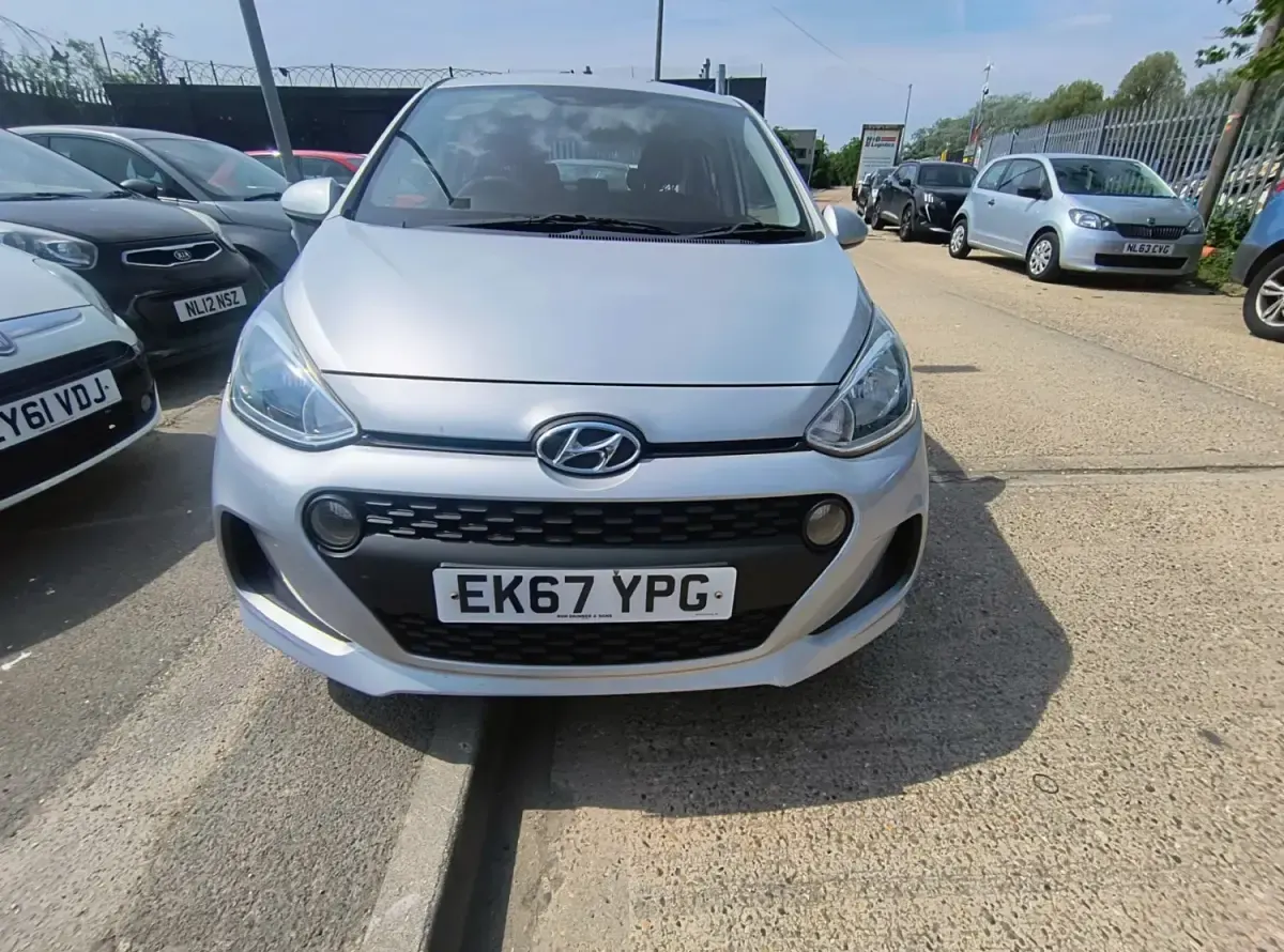 Käytetty Hyundai i10 SE 66 HP (48 kW) 2017 Hopea Viistoperä