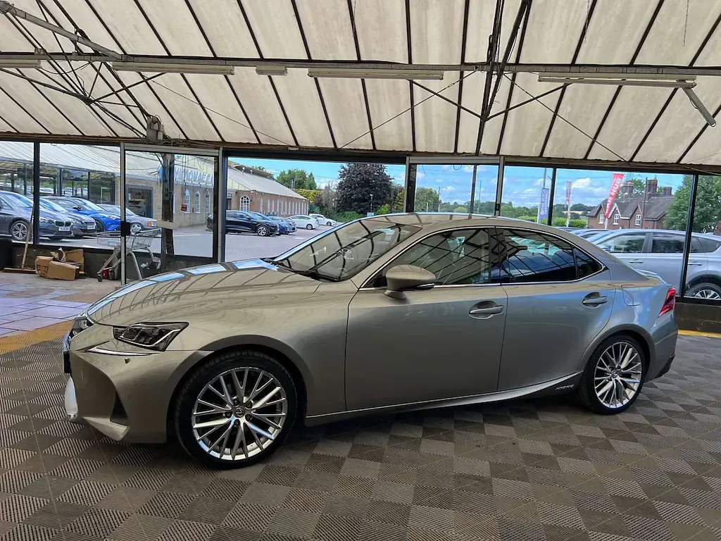 Used Lexus IS300h 223 HP (164 kW) 2018 Silver Sedan
