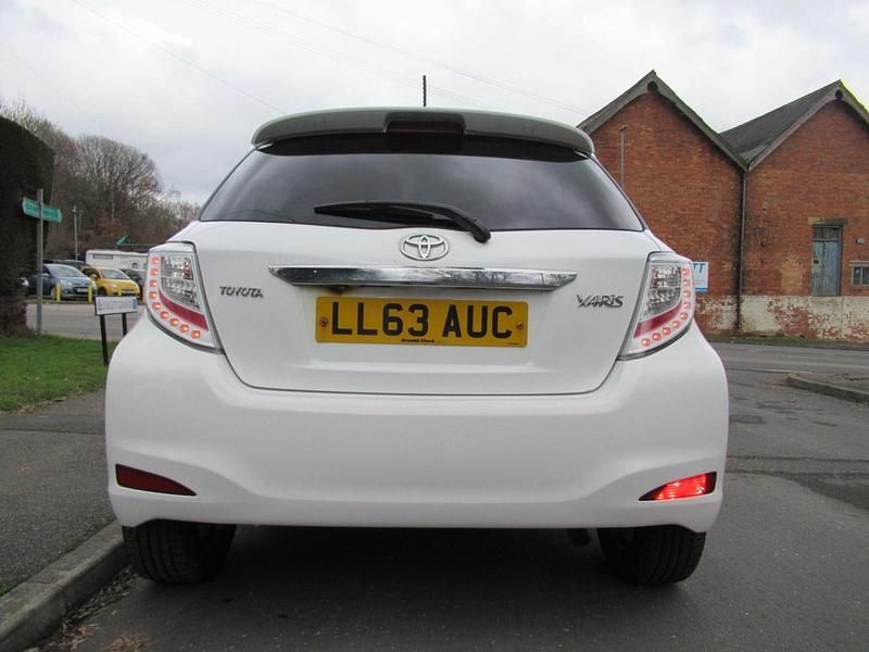 Używany Toyota Yaris Trend 99 KM (72 kW) 2013 Biały Hatchback