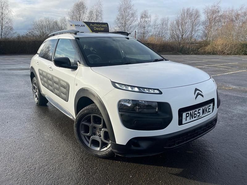 Used Citroën C4 Cactus Feel 82 HP (60 kW) 2015 White Hatchback