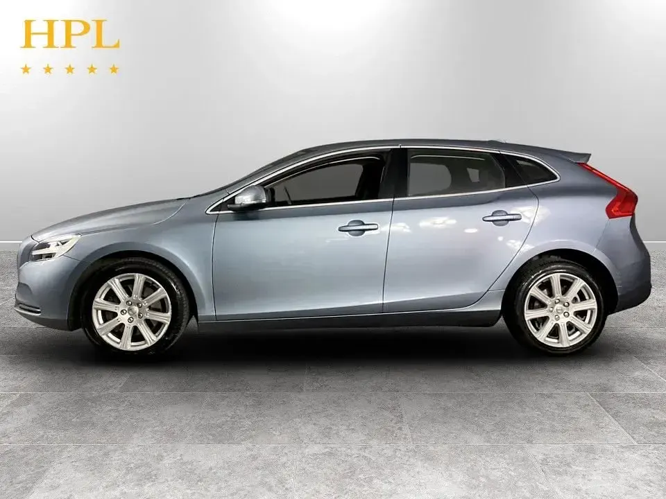 Used Volvo V40 Inscription 152 HP (111 kW) 2018 Blue Hatchback