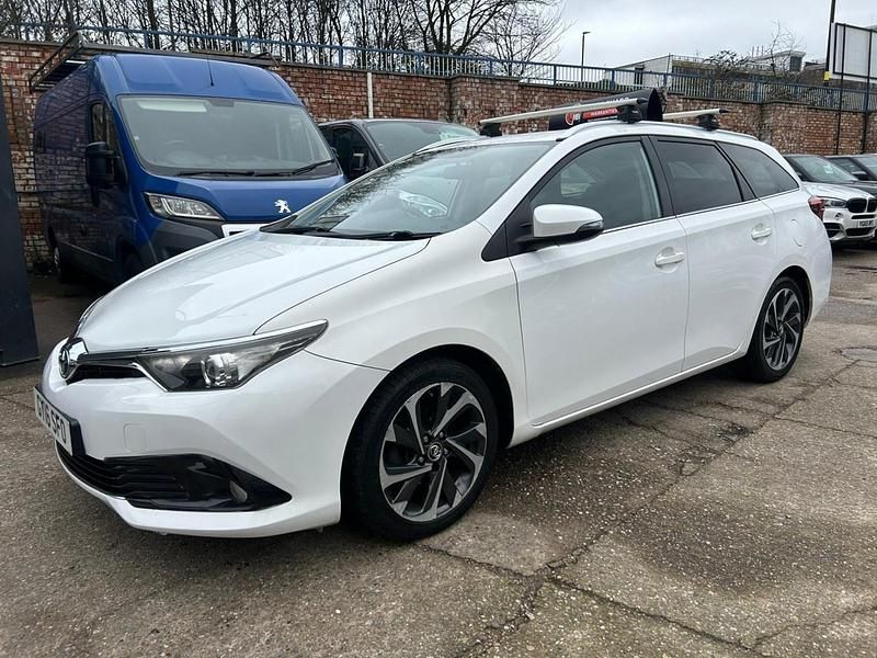 Used Toyota Auris Hybrid Design 2016 White Estate