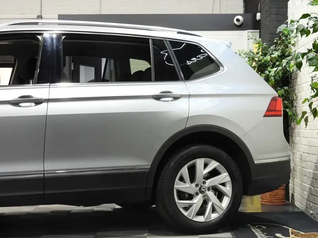 Second-hand VW Tiguan Allspace S 150 CP (110 kW) 2023 Argintiu SUV