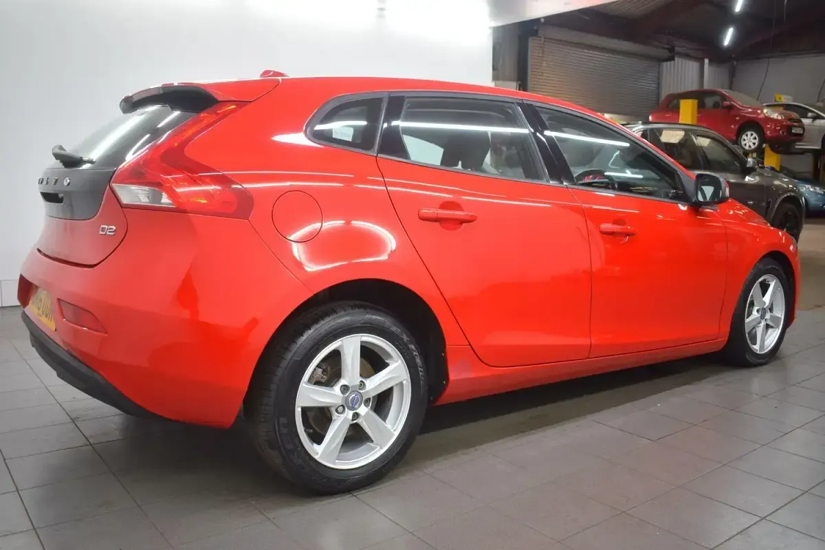 Used Volvo V40 120 HP (88 kW) 2016 Red Hatchback