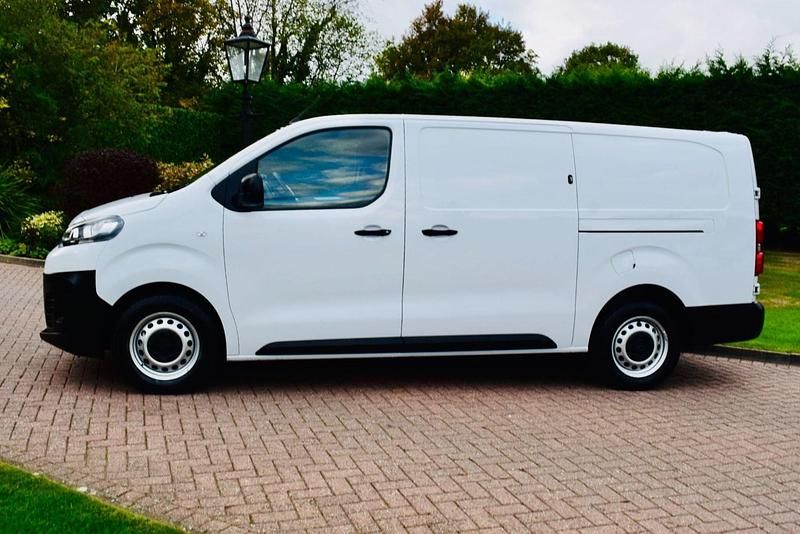 Used Citroën Dispatch 142 HP (104 kW) 2022 White MPV
