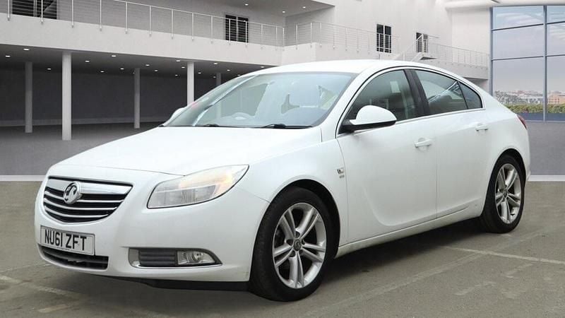 Used Vauxhall Insignia SRi 140 HP (102 kW) 2012 White Hatchback