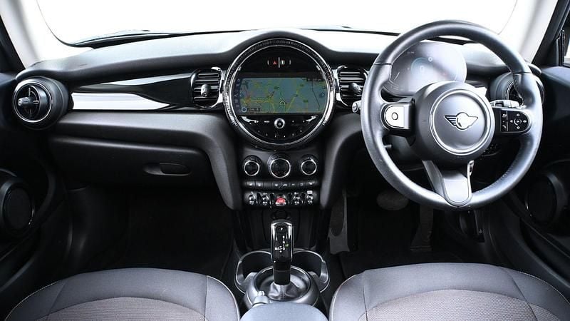 Używany Mini Cooper Classic 134 KM (98 kW) 2023 Czerwony Hatchback