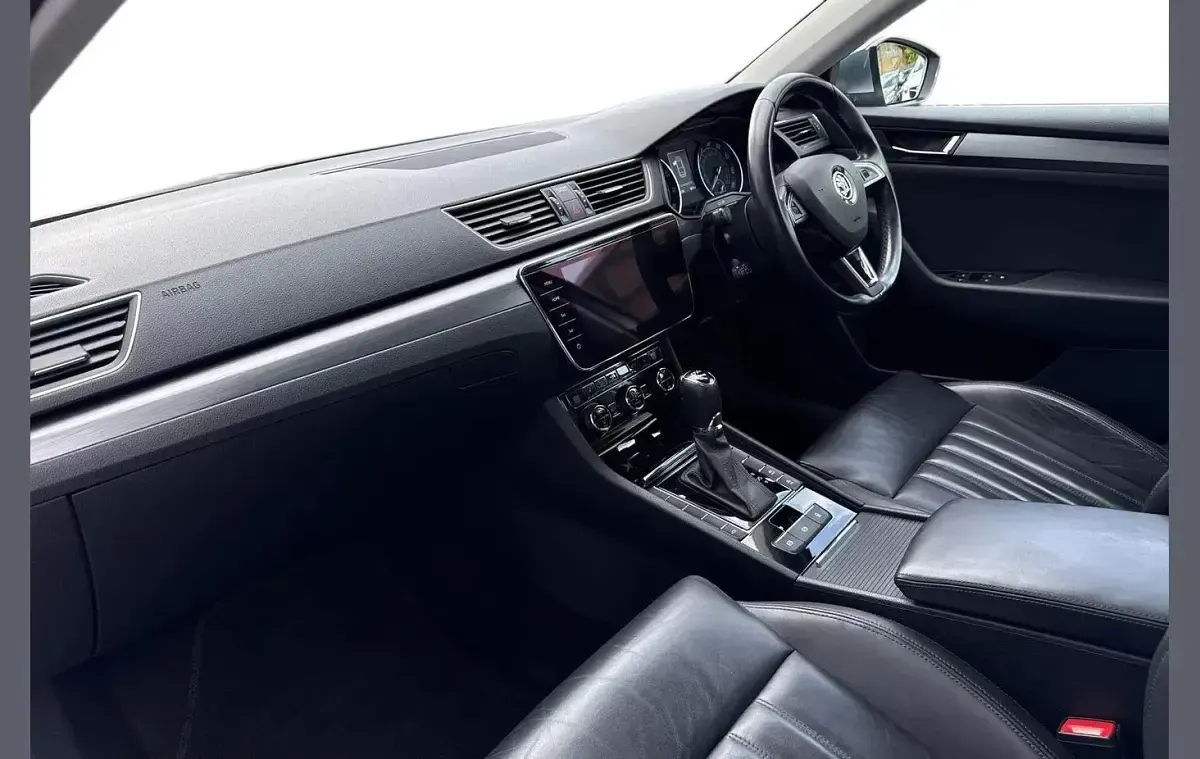 Usado Skoda Superb SE L Executive 150 HP (110 kW) 2017 Cinzento Citadino