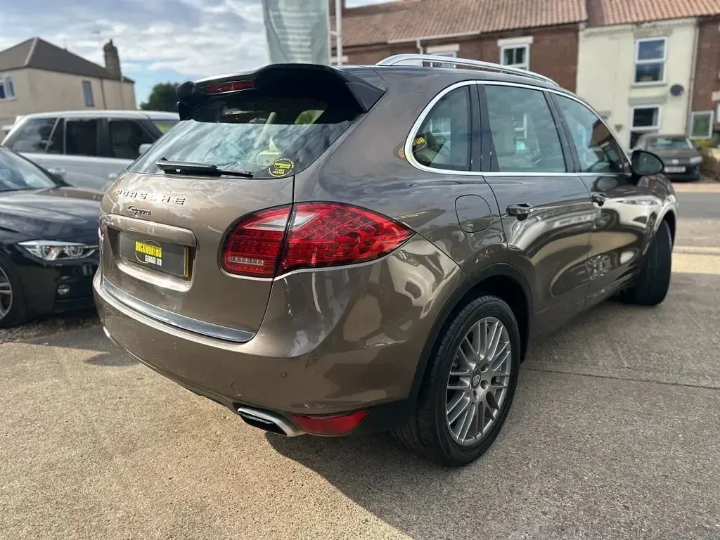 Used Porsche Cayenne 245 HP (180 kW) 2012 Brown SUV