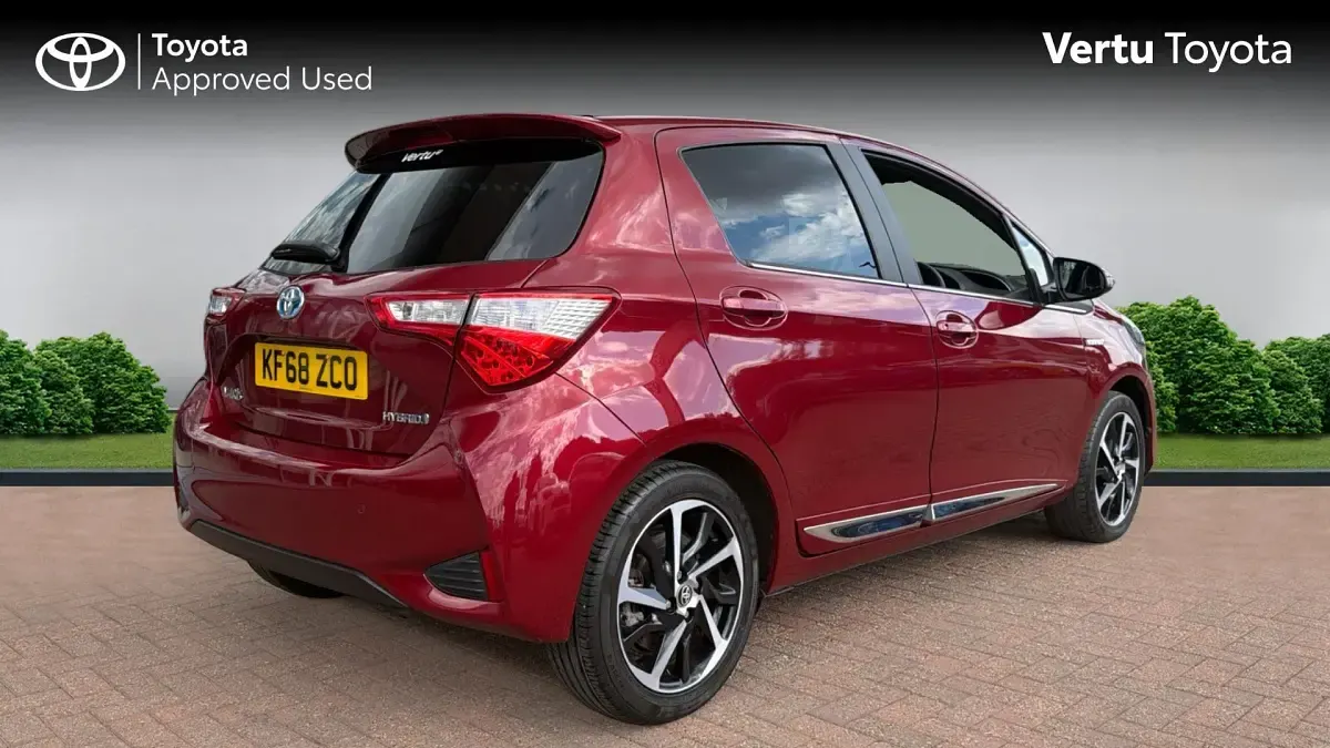 Used Toyota Yaris Hybrid 100 HP (73 kW) 2019 Tokyo red (pearlescent paint +�750) Hatchback