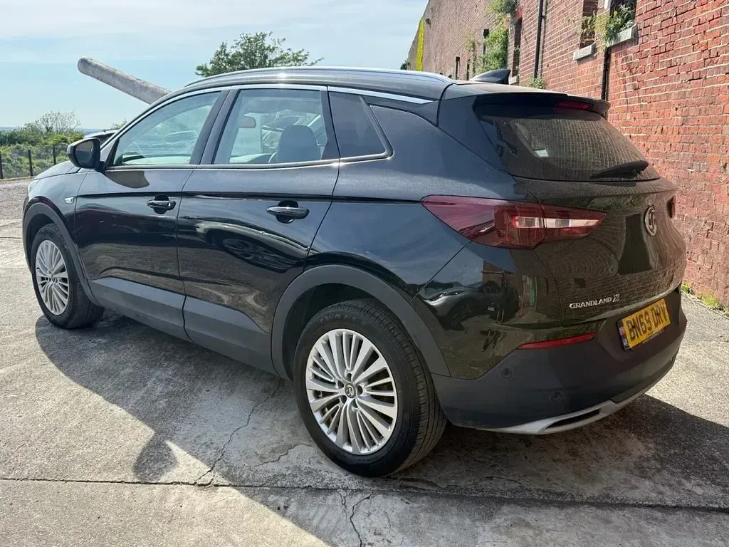 Used Vauxhall Grandland X Business Edition 130 HP (95 kW) 2019 Black SUV