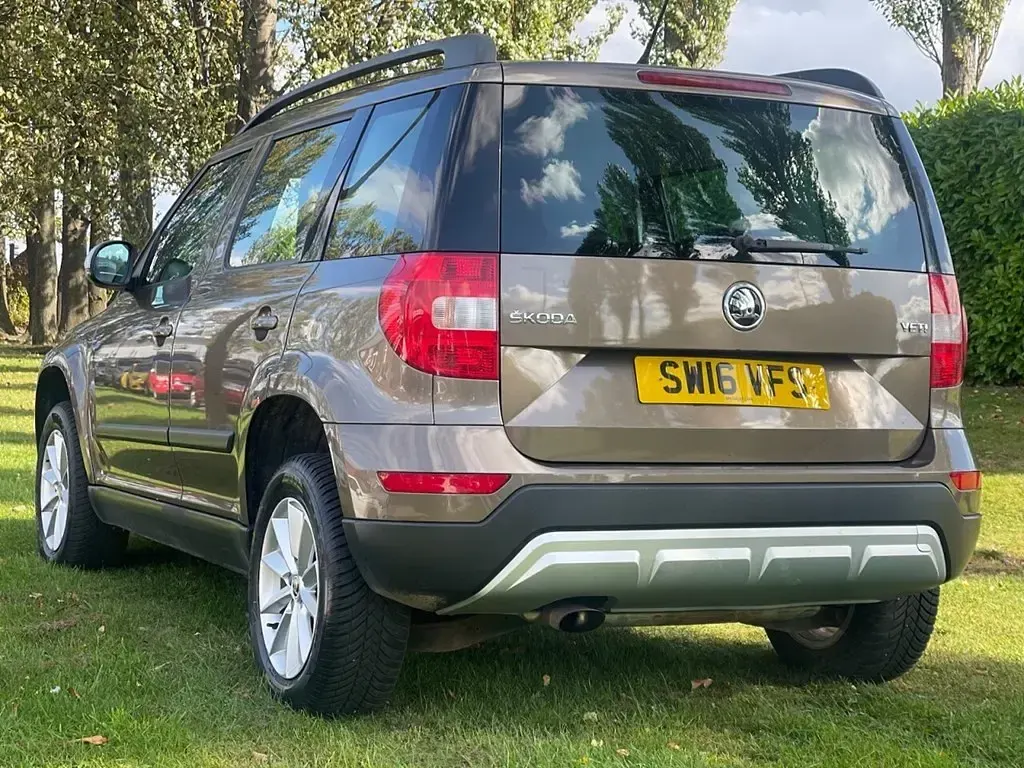 Used Skoda Yeti Outdoor 109 HP (80 kW) 2016 Brown SUV