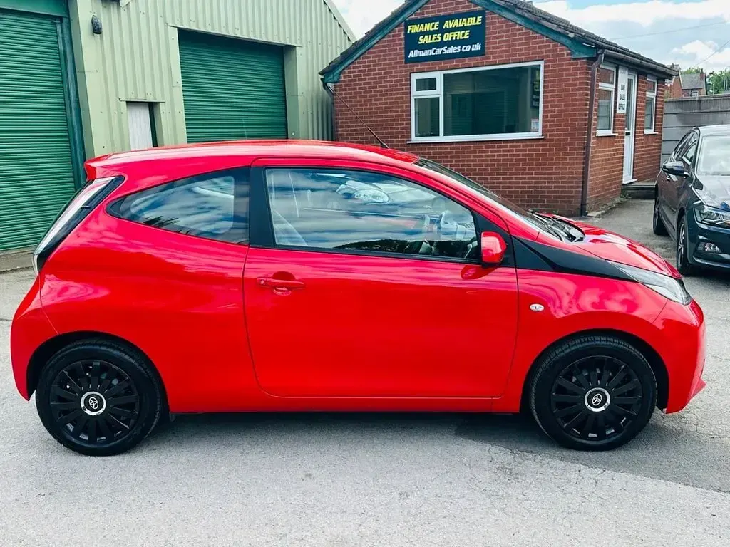 Used Toyota Aygo X-play 68 HP (50 kW) 2017 Red Hatchback