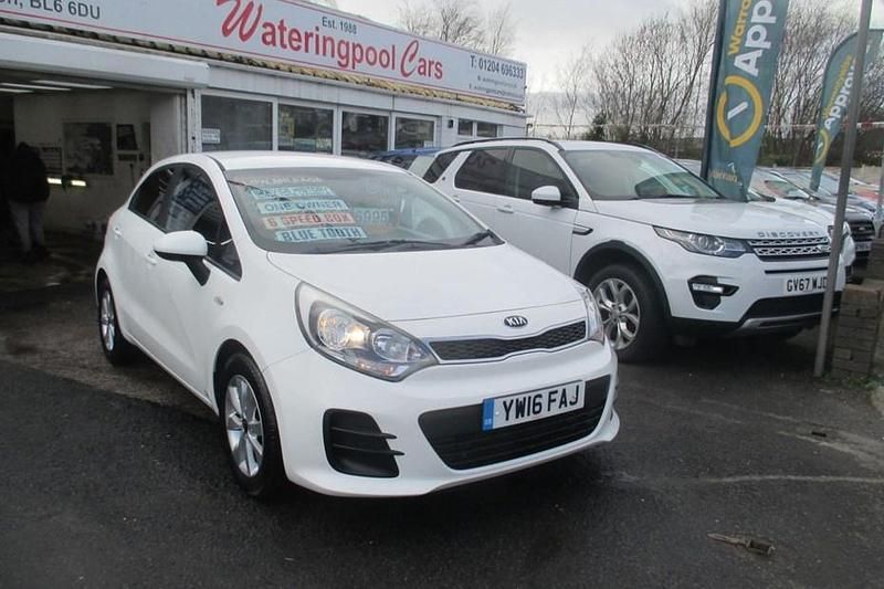 Used Kia Rio 84 HP (61 kW) 2016 White Hatchback