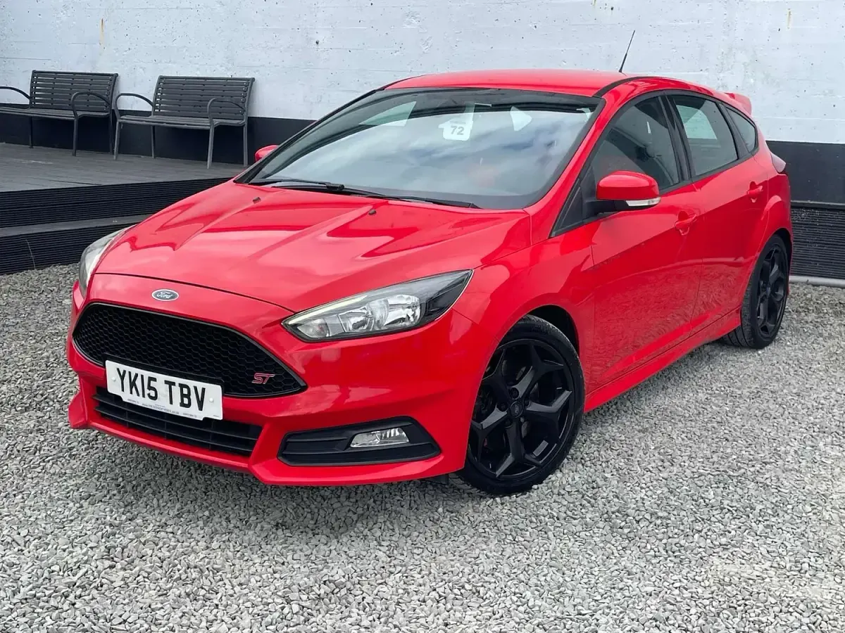 Used Ford Focus ST 185 HP (136 kW) 2015 Red Hatchback