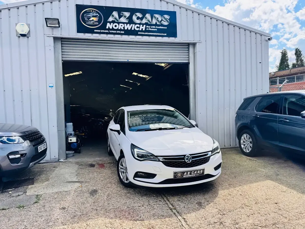 Used Vauxhall Astra S 105 HP (77 kW) 2018 White Hatchback
