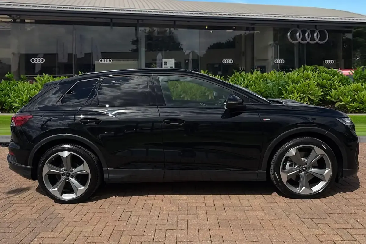 Neu Audi Q4 e-tron Black Edition 210 kW (286 PS) 2026 Schwarz SUV