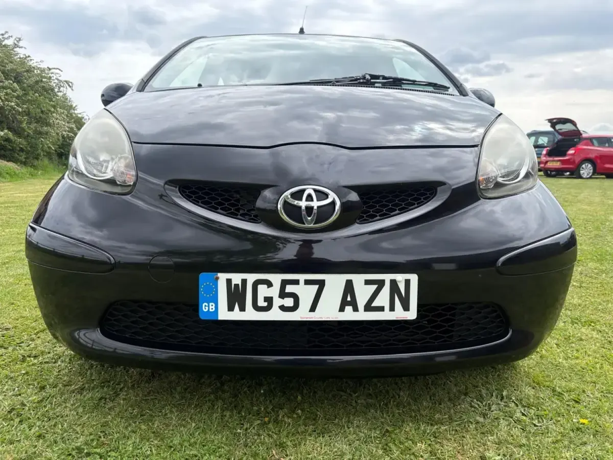 Usado Toyota Aygo 67 CV (49 kW) 2007 Negro Utilitario