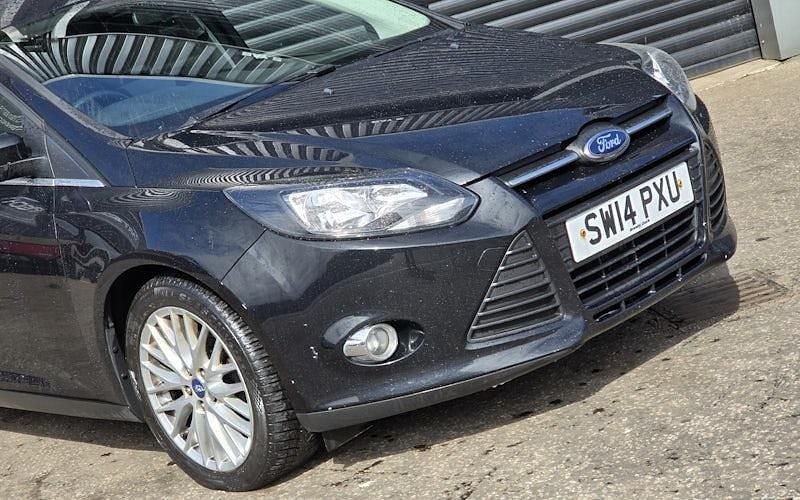 Usado Ford Focus Zetec 125 HP (91 kW) 2013 Preto Citadino