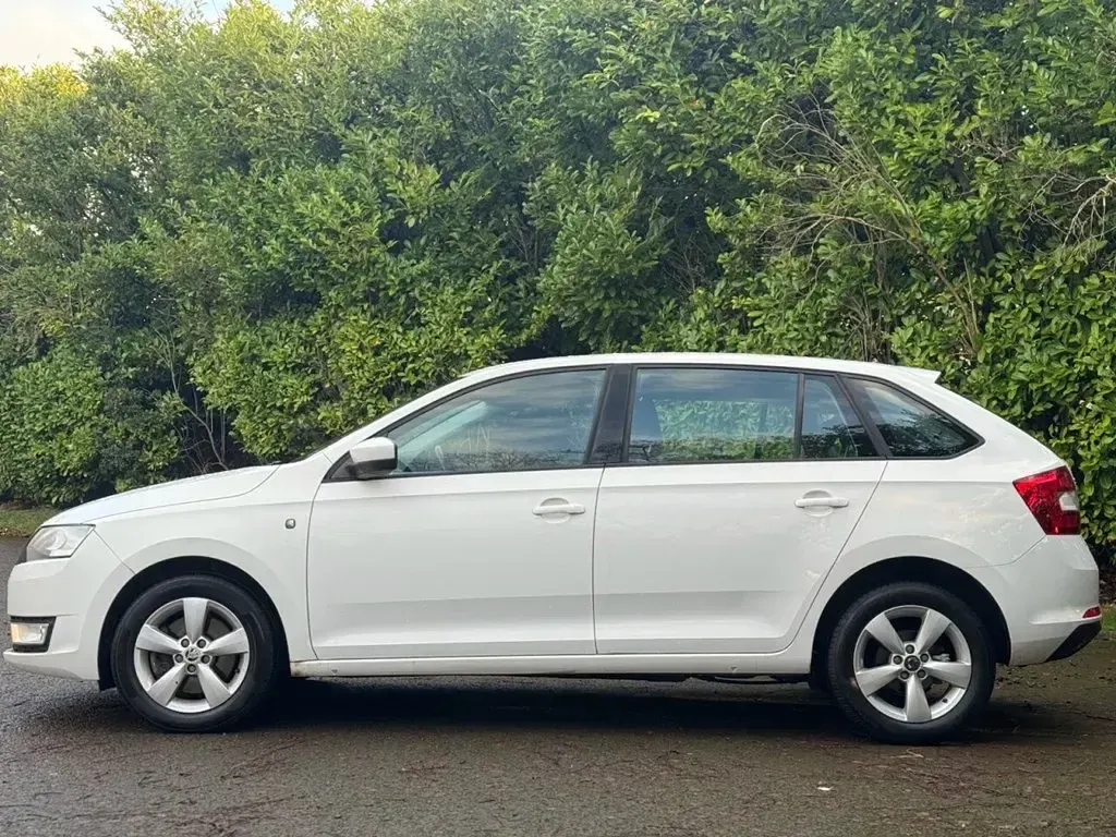 Used Skoda Rapid SE 90 HP (66 kW) 2014 White Hatchback