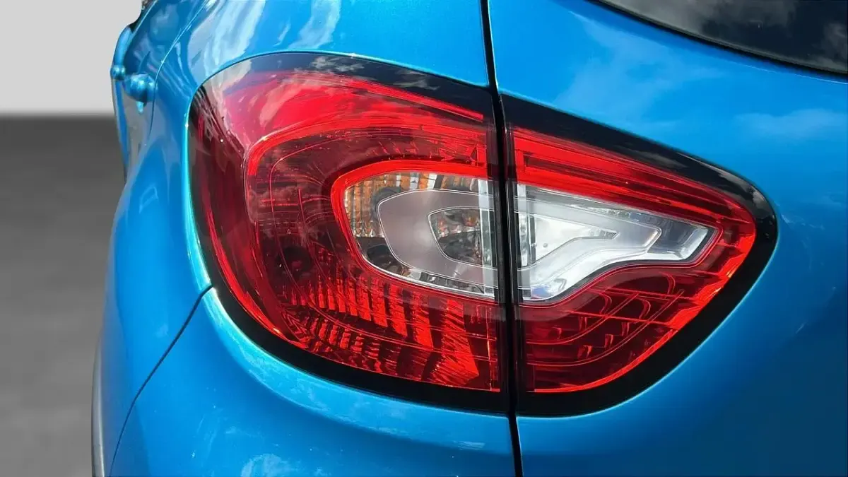 Used Renault Captur Dynamique 89 HP (65 kW) 2017 Blue SUV