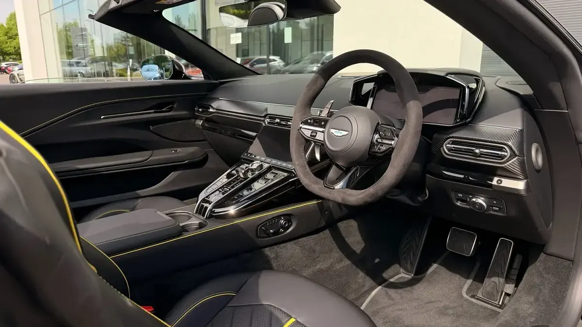 New Aston Martin V8 Vantage 680 HP (500 kW) 2026 Green Cabriolet