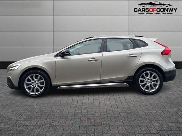 Used Volvo V40 Pro 152 HP (111 kW) 2017 Gold Hatchback
