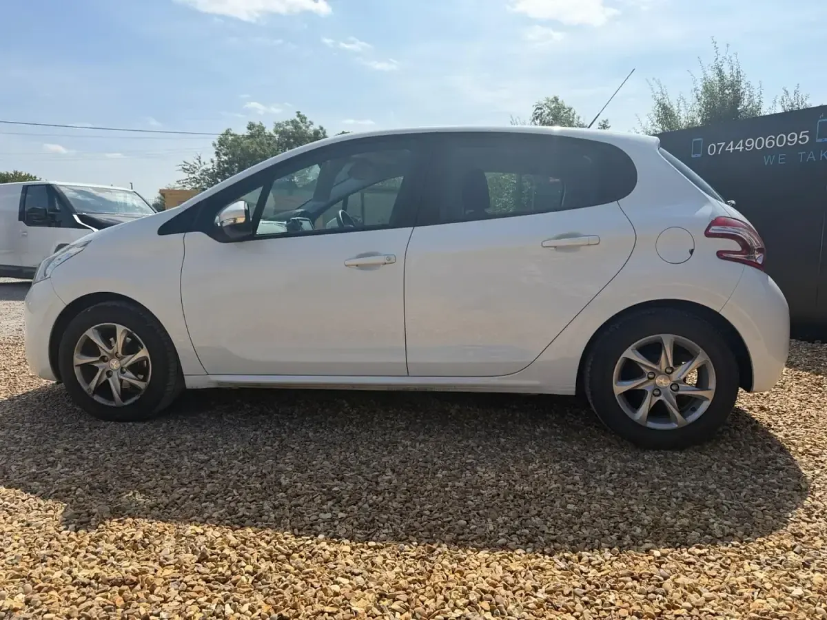 Used Peugeot 208 Active 82 HP (60 kW) 2014 White Hatchback